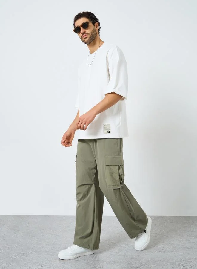 ستايلي بنطال كارجو واسع مزين بكسرات